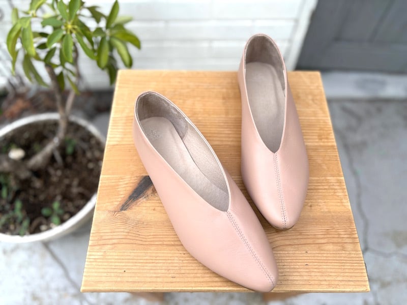 上品ピンクベージュのレザーフラットシューズ｜柔らかレザーで大人の