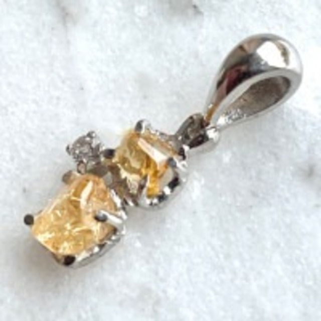 【非加熱・希少】インペリアルトパーズ×ホワイトトパーズ　ペンダント（虹入り）　（チェーンつき）　6068