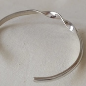 ERICKA NICOLAS BEGAY / CENTER TWIST BANGLE(L)