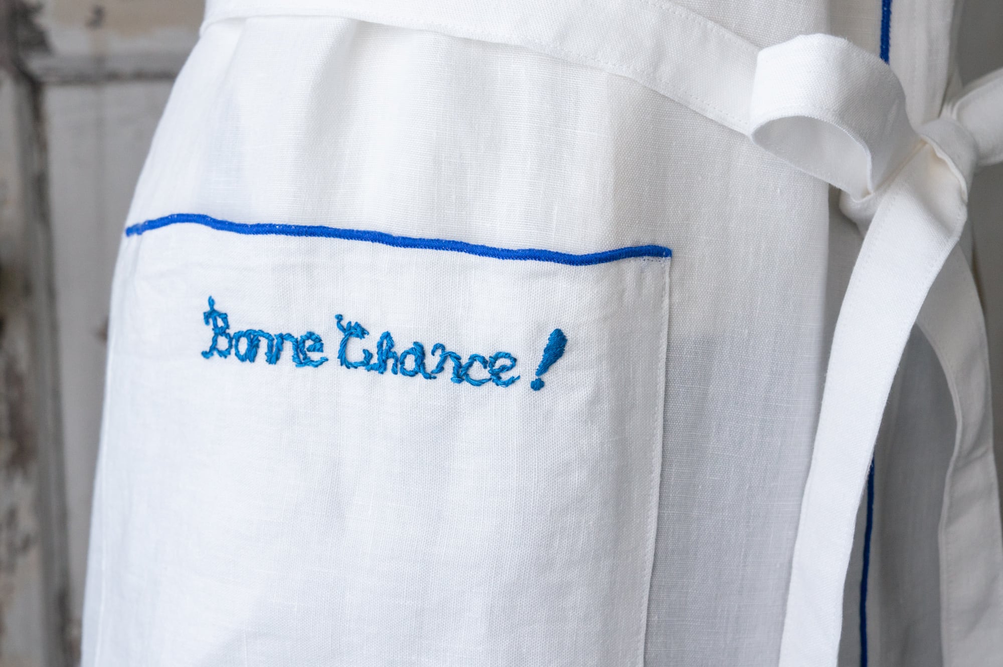 フランス購入　リネンエプロン バスク地方の刺繍 made in France】“Bonne chance!” 手刺繍リネンエプロン | tocolier