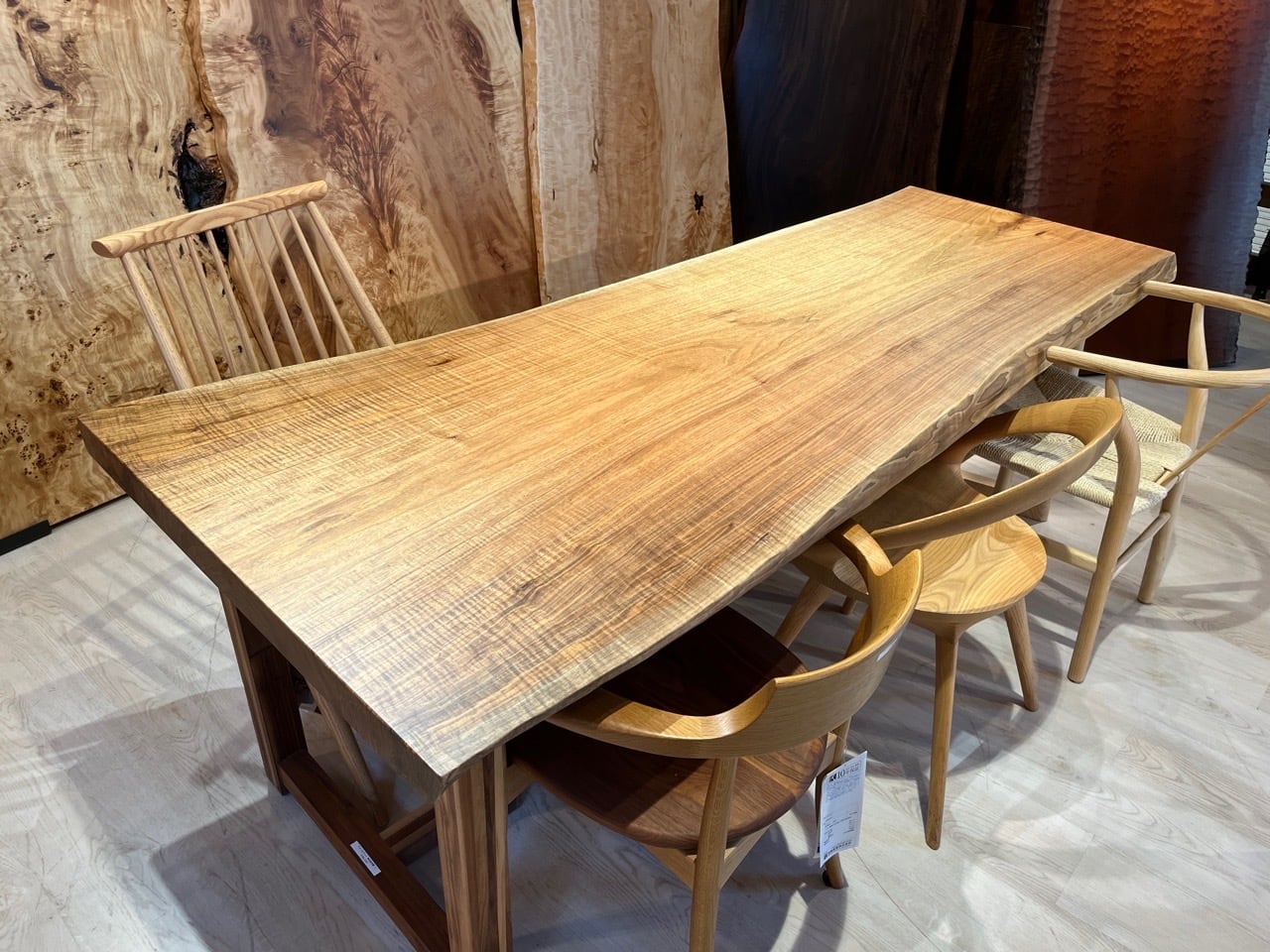 胡桃（クルミ）_2050×680-885×60_横浜元町店_テーブル天板/一枚板