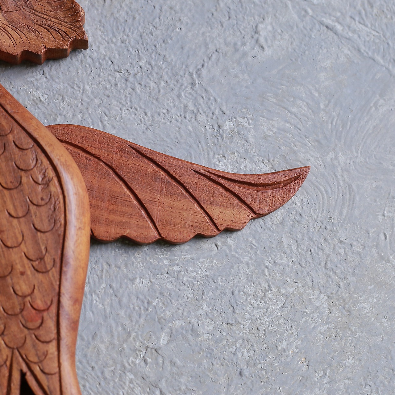 パタパタ羽ばたく、彫りが美しい壁掛け鳥