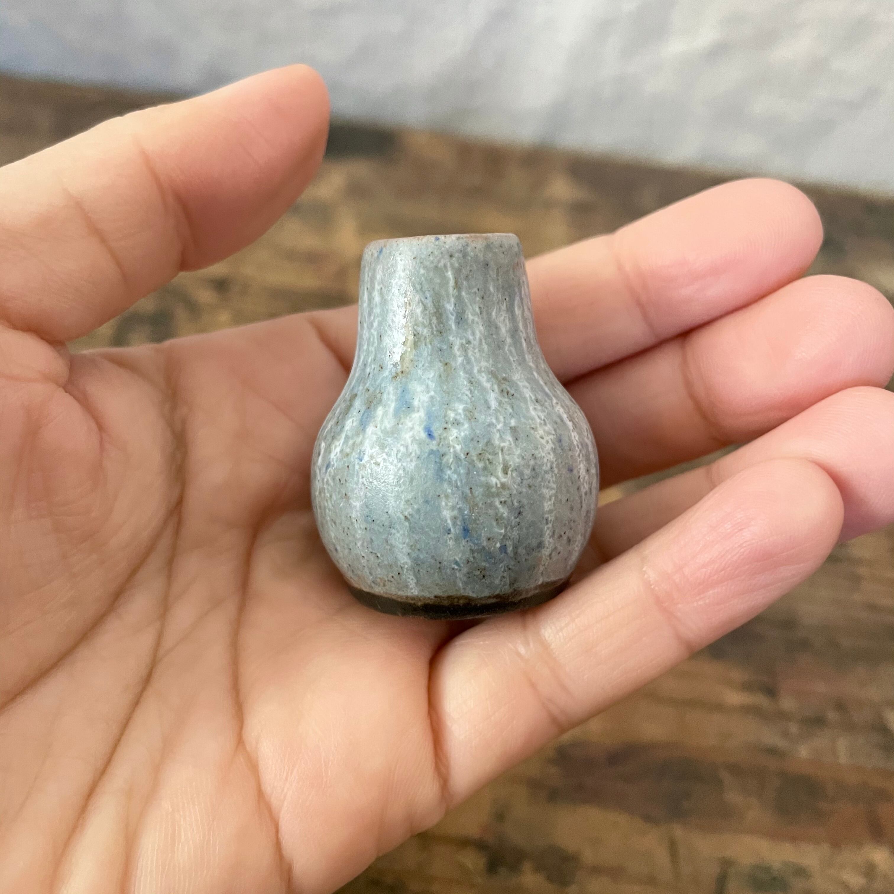 小さな青い一輪挿し