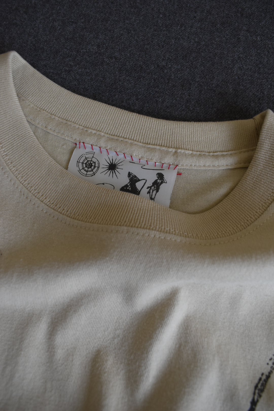 即納】physis block-printed Tshirt / sand beige | physis (ピュシス)