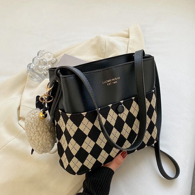 バッグ レディース ショルダーバッグ 2カラー ブラック ブラウン ダイヤ柄 カラバリ 3way 肩掛けバッグ ハンドバッグ 鞄 カバン スクエアバッグ 調節可能 ファスナー PU 合皮 フェイクレザー ロゴ 収納 内ポケット付き シンプル きれいめ カジュアル フェミニン キュート 高見え おしゃれ 大人可愛い 大人女子 10代 20代 30代 40代 デート お出かけ 送料無料 女子会 休日 旅行 デイリー お揃い 送料無料 プレゼント ギフト トレンド シーズンレス