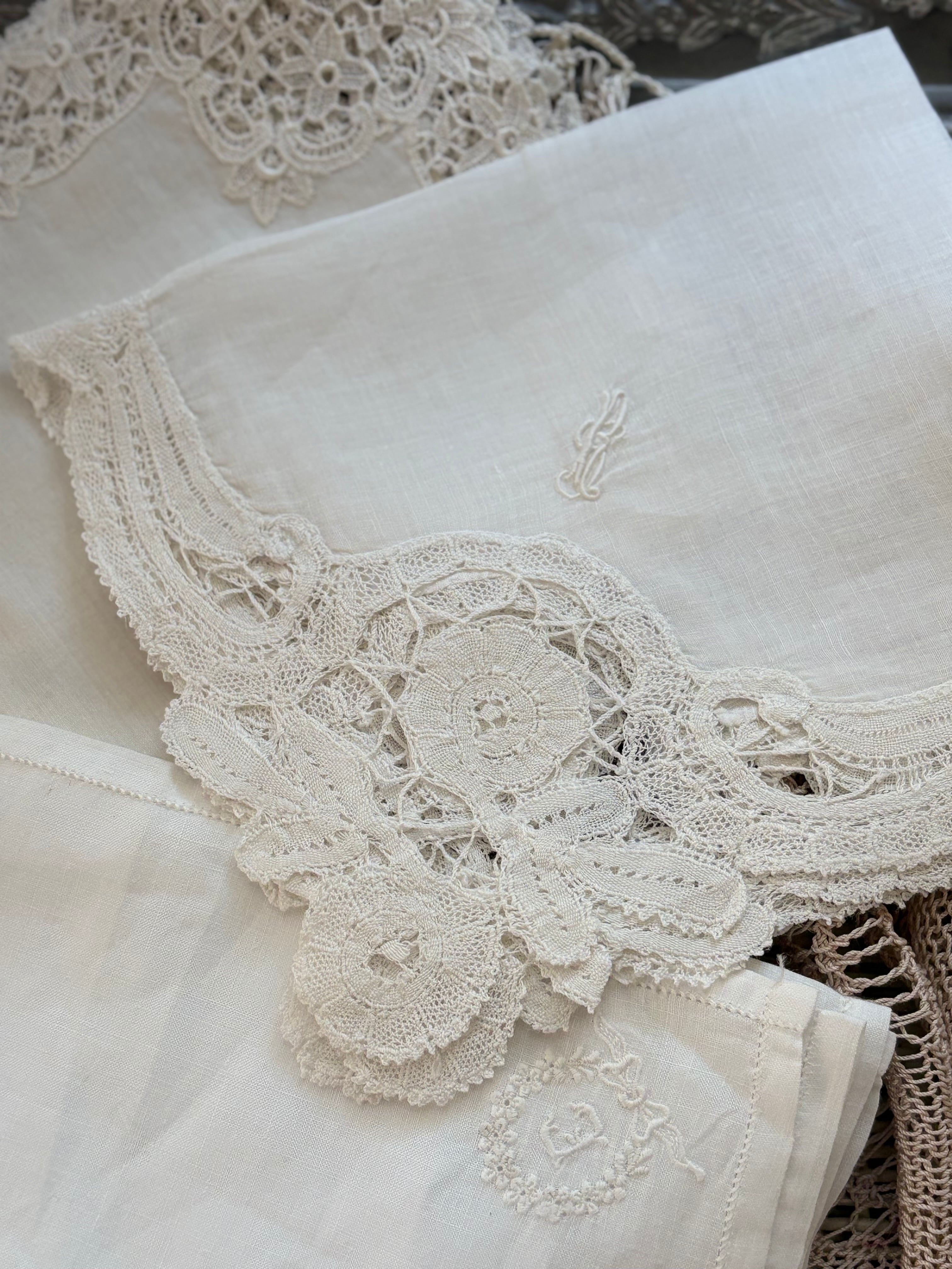 フランスアンティーク レースハンカチーフ 手刺繍 イニシャル フラワー ハンドメイド素材 インテリア小物 撮影小物