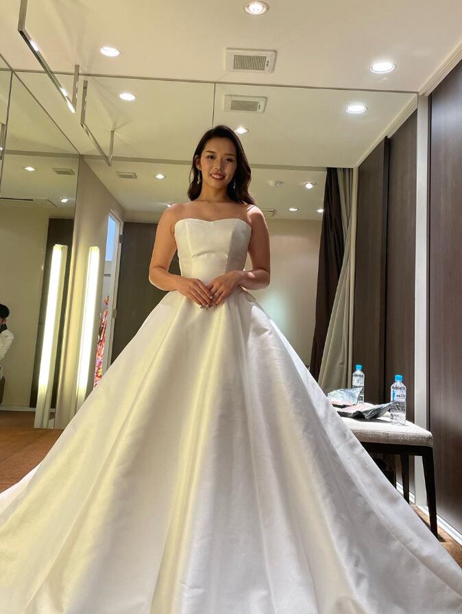 パーティードレス ベアトップ ふっくら柔らかなバックリボン 光沢  