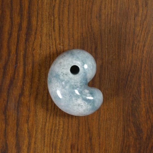 糸魚川翡翠 青翡翠 まがたま ゆる勾玉  20.8g Blue Jadeite Yuru-Magatama 