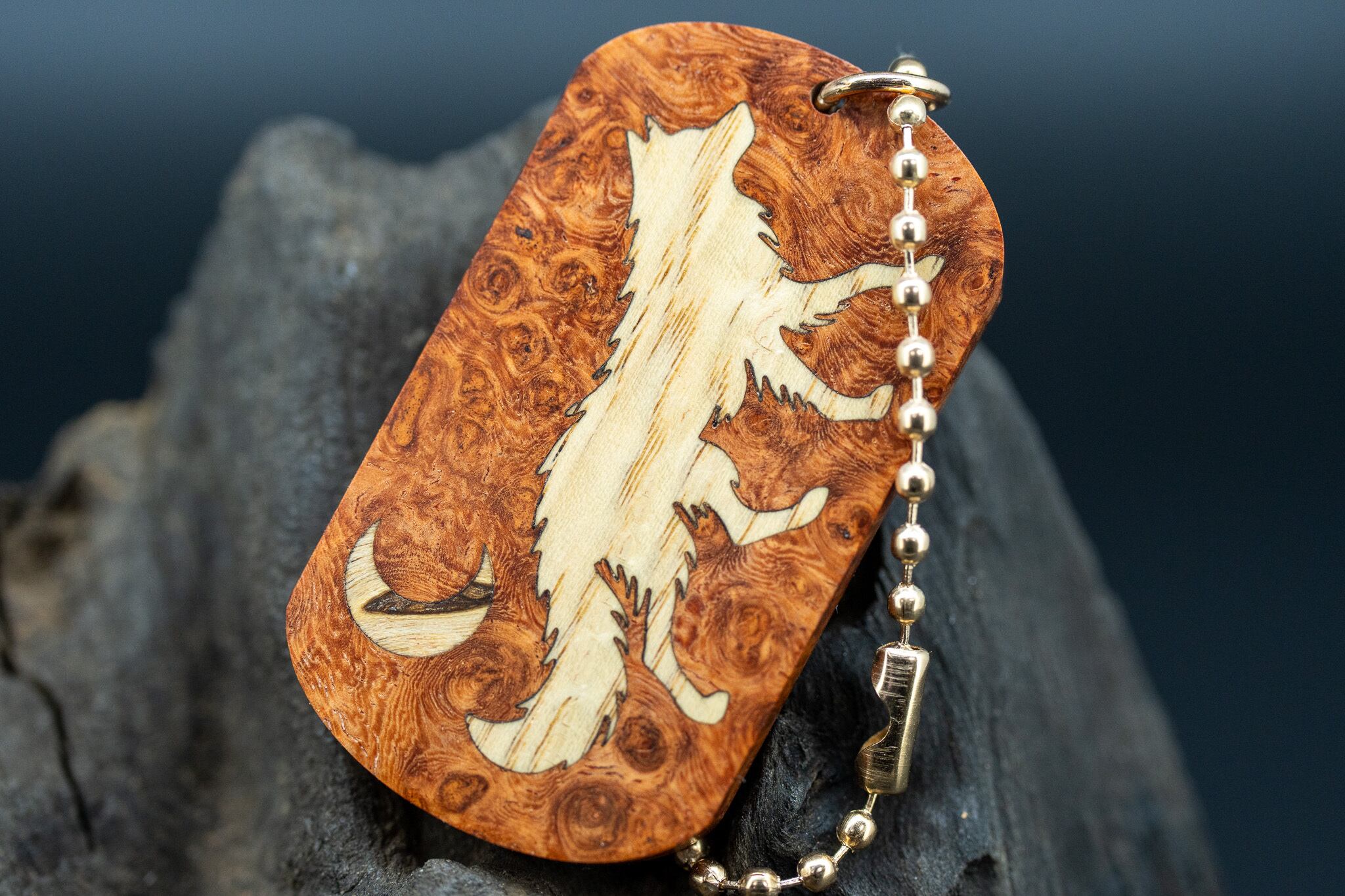 【朱色の銘木】 本花梨瘤 ドッグタグ 象嵌 闊歩