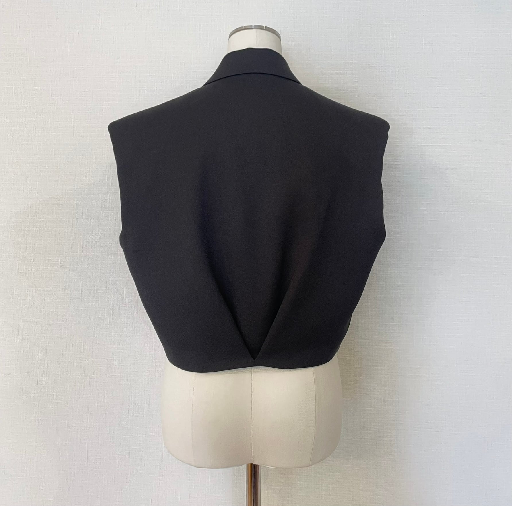 パワショルショート丈ジレ Patric ブラック | Cygne