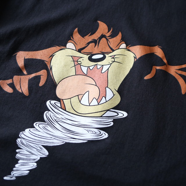 "LOONEY TUNES" random position character design l/s tee