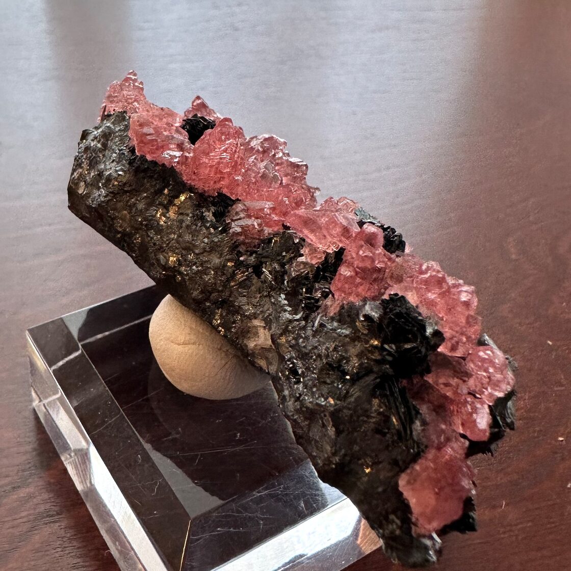 ロードクロサイト / マンガナイト【Rhodochrosite on Manganite 