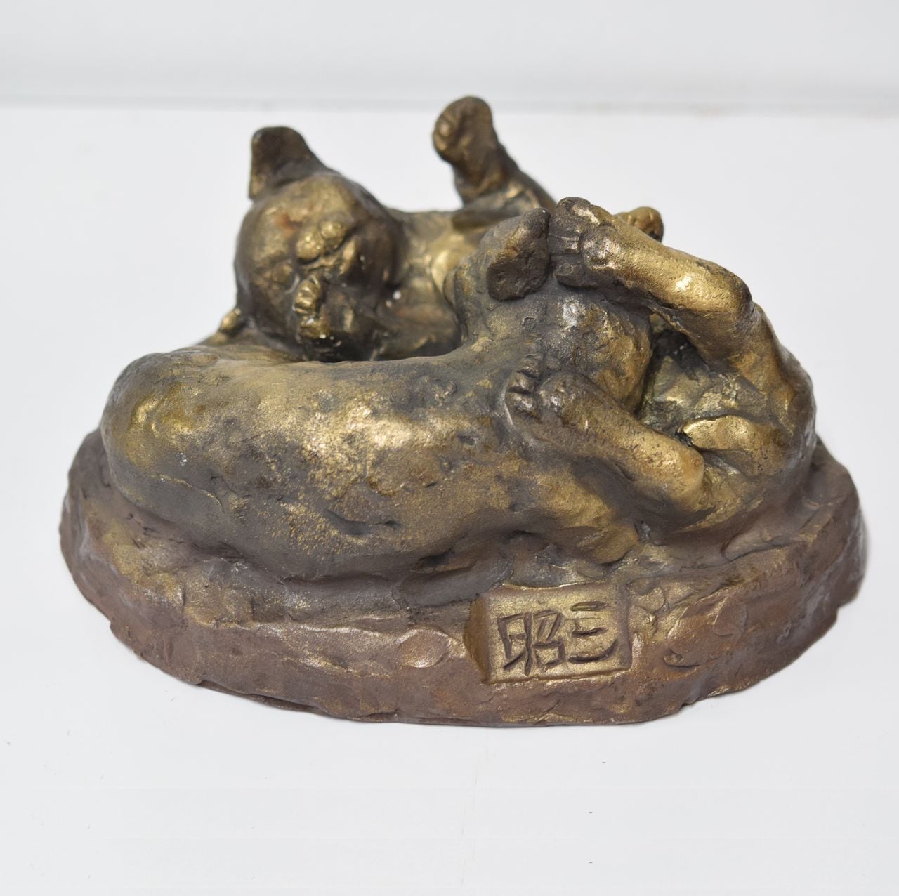 伊万里 眠り猫 金鈴 牡丹花文様 置物 縁起物 ねこ | 一丁目ねこ番地 by