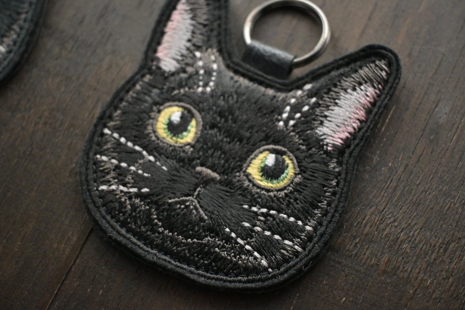刺繍猫ちゃんのキーホルダー | 猫と暮らす洋裁店