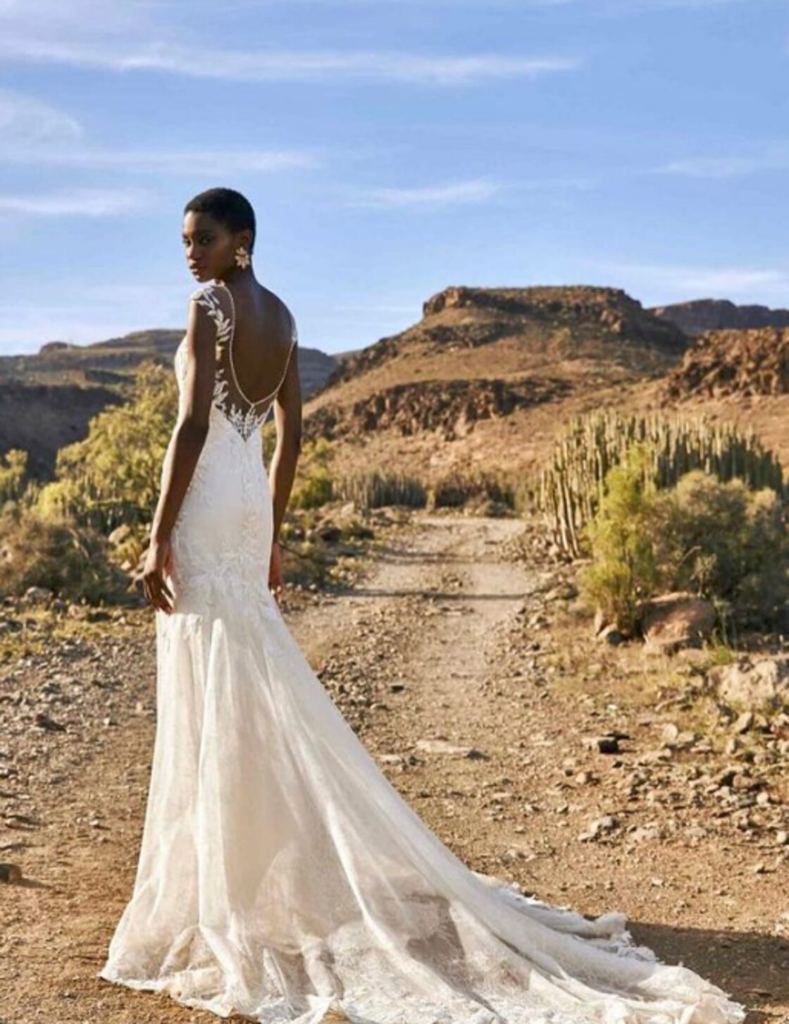 優雅なシルエット ウエディングドレス 枝花刺繍 オンショルダードレス  