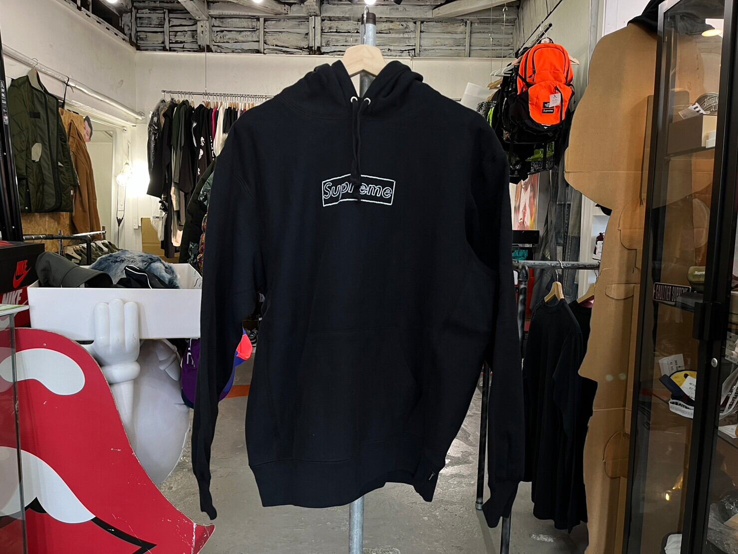 Supreme × KAWS CHALK LOGO HOODED SWEATSHIRT BLACK MEDIUM 51702  