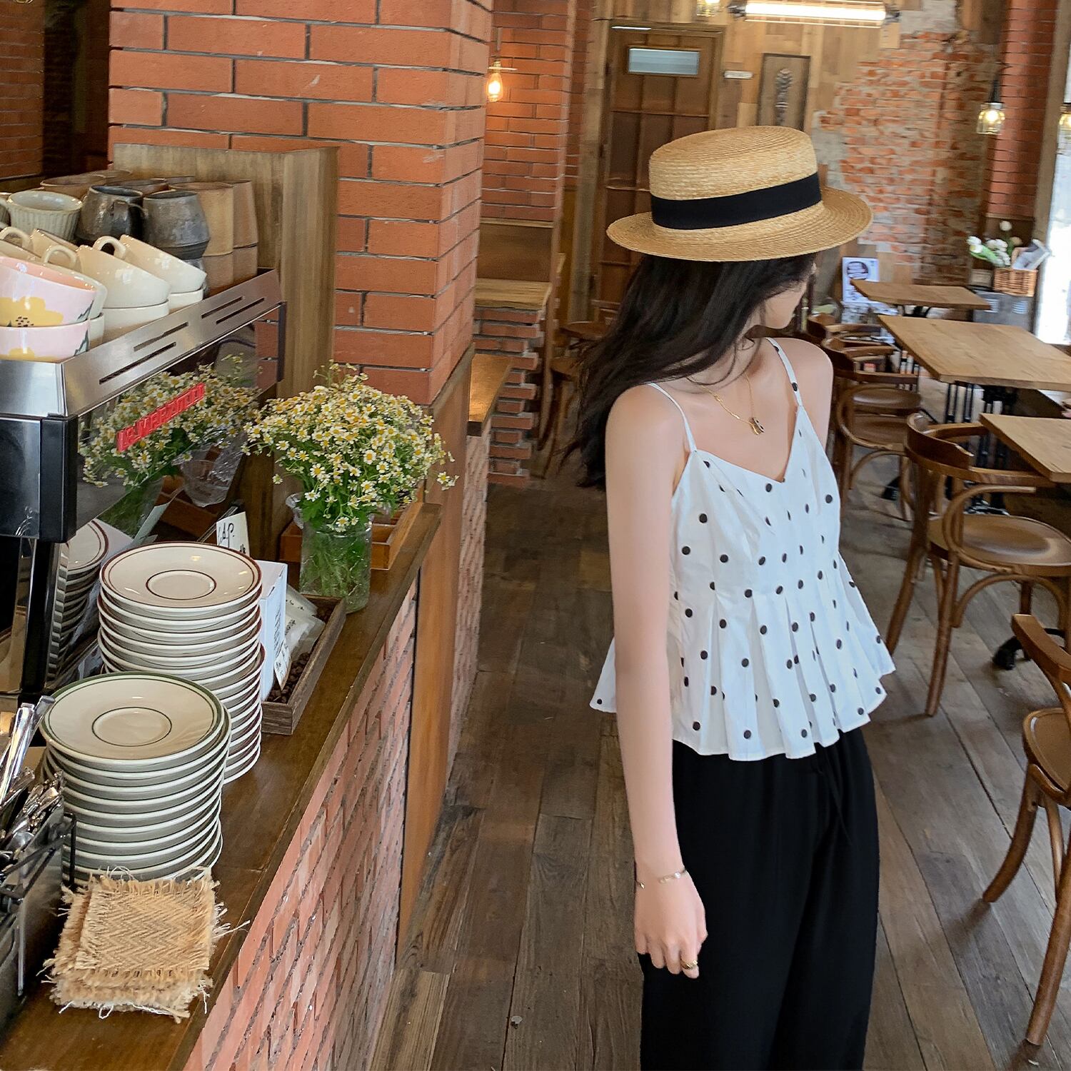 サマースタイルプリーツブラックホワイトトップス 夏物 HUCHUJING21404916042