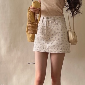 スカート ミニ ミニ丈 ショート ショート丈 Aライン 台形 前開き かわいい きれいめ シンプル カジュアル 上品 おしゃれ お洒落 レトロ こなれ感 ラフ ラブリー キュート ガーリー ラグジュアリー 抜け感 花柄 小花柄 フラワー 春 夏 10代 20代 30代 レディース 女性用 女の子 OL 学生 デート お出かけ 休日 イベント リゾート 旅行 海 ショッピング 合コン コンパ 着回し 普段使い モテ 清楚 トレンド S M L 白 ホワイト モノトーン ベーシックカラー 大人カラー