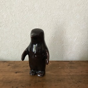 濃い茶色のペンギン