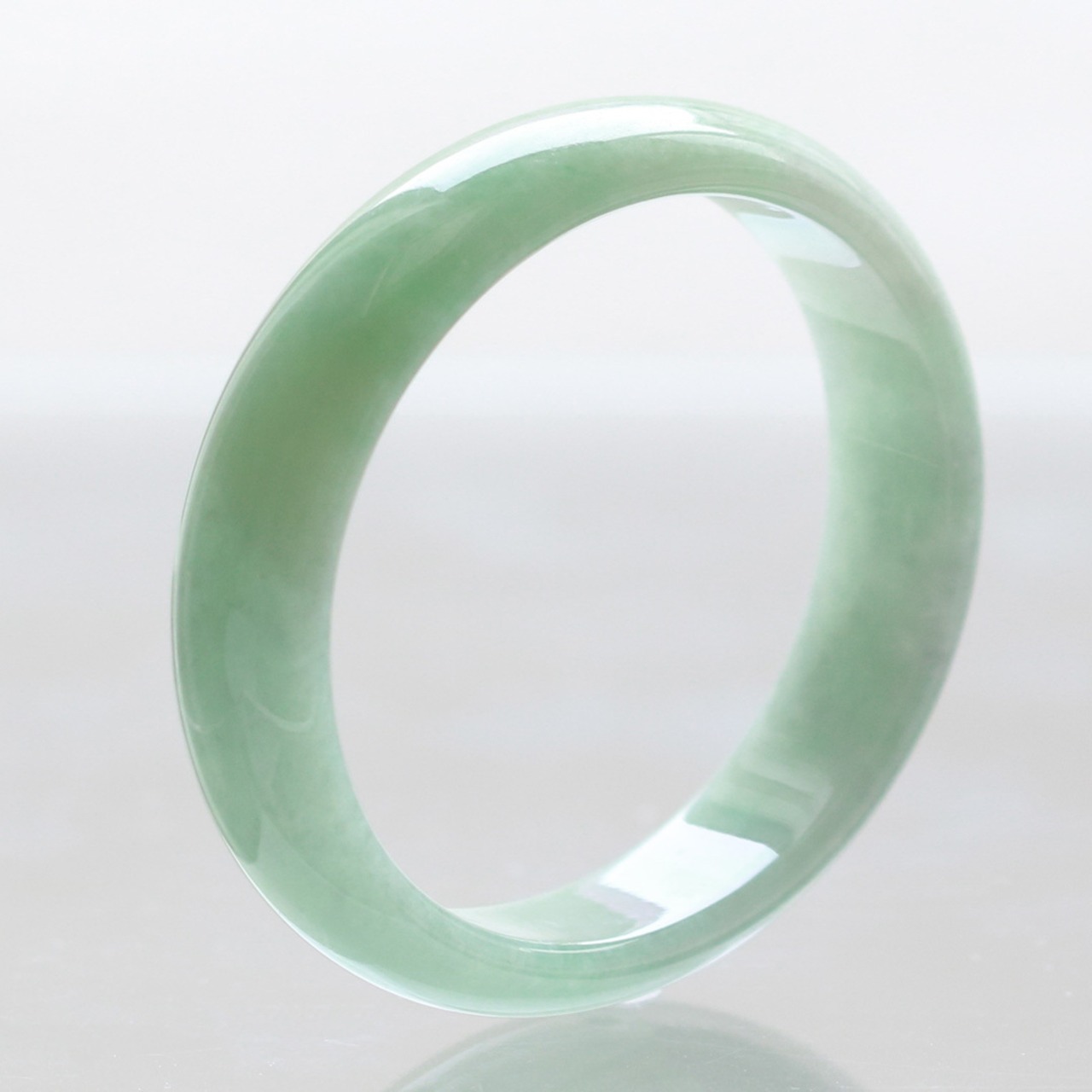 【内径 約52mm×47mm 】グリーンアップルのような色が魅力的バングル A貨翡翠 jd_bg1241