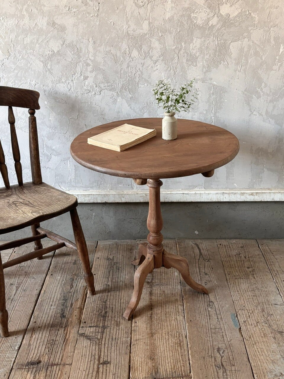 Round Table (A28-165)