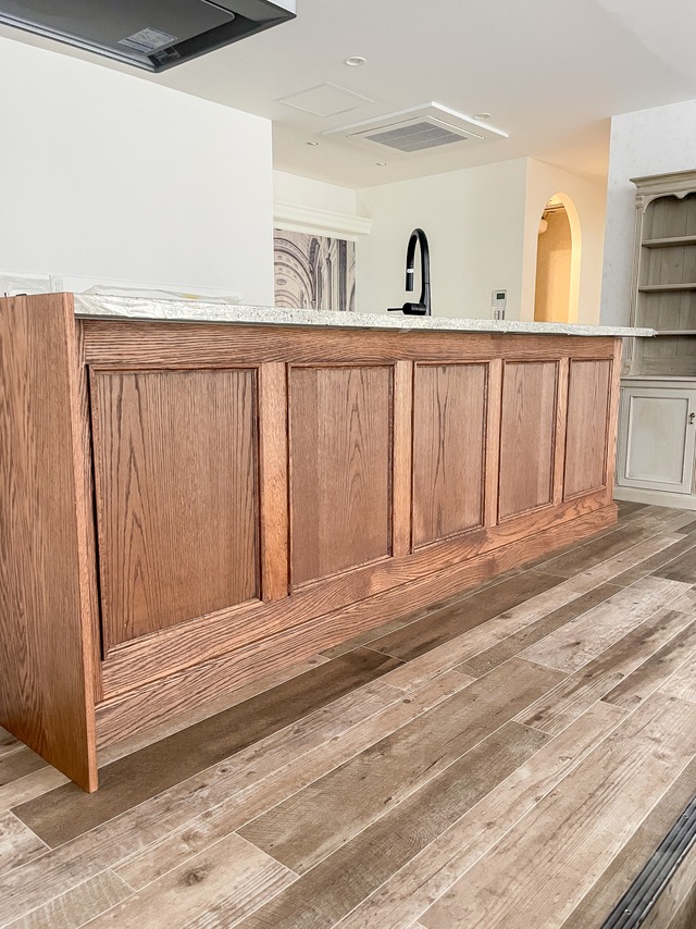 オーダーメイドシステムキッチンカウンター108　（ホワイトオーク・海外インテリア風）W2600　装飾パネルのみ