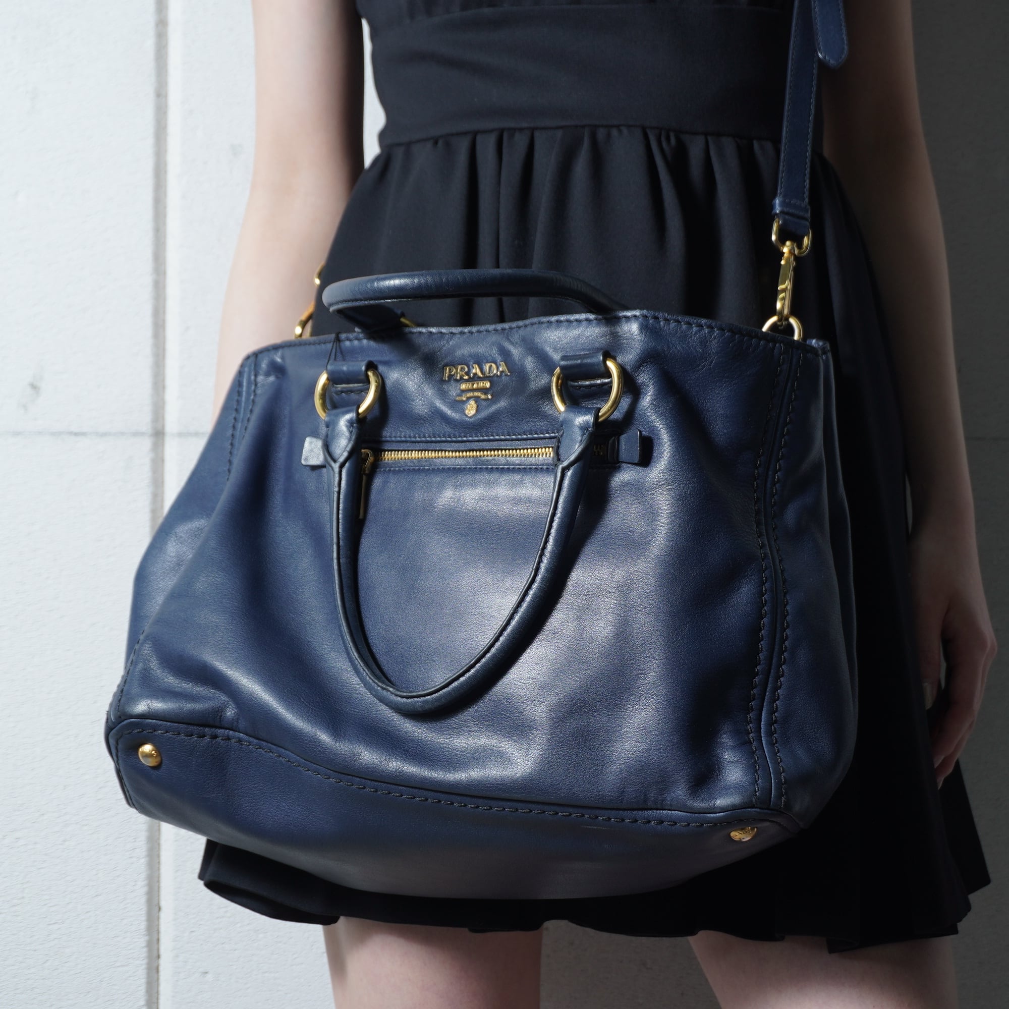 PRADA】プラダ ロゴ入2WAY レザーショルダーバッグ navy | MIXHIVE