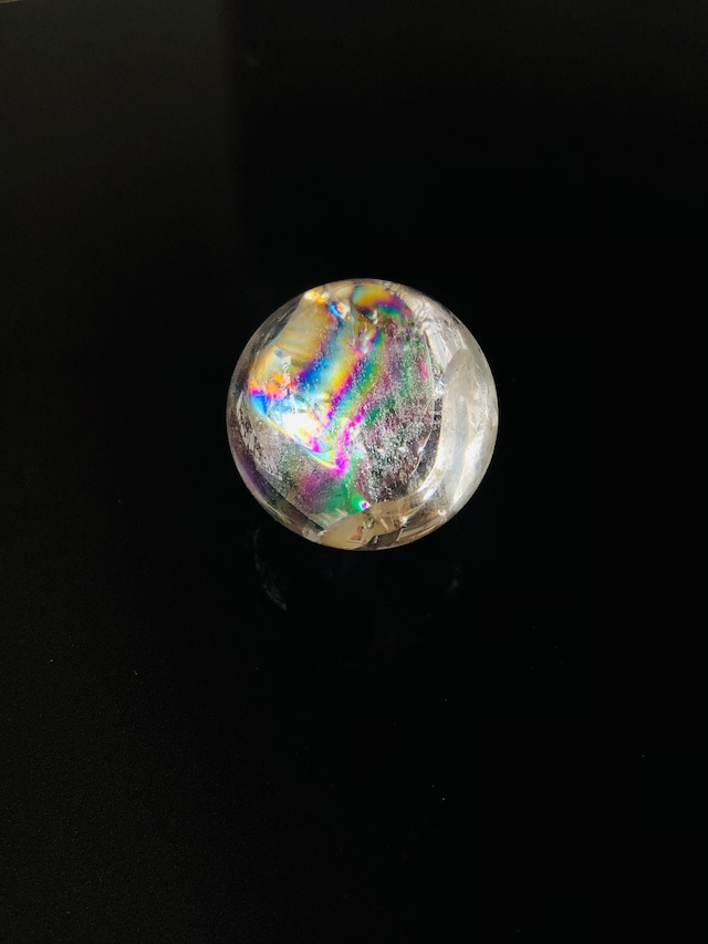 幸せを呼ぶ!虹入り水晶の丸玉(約26mm)