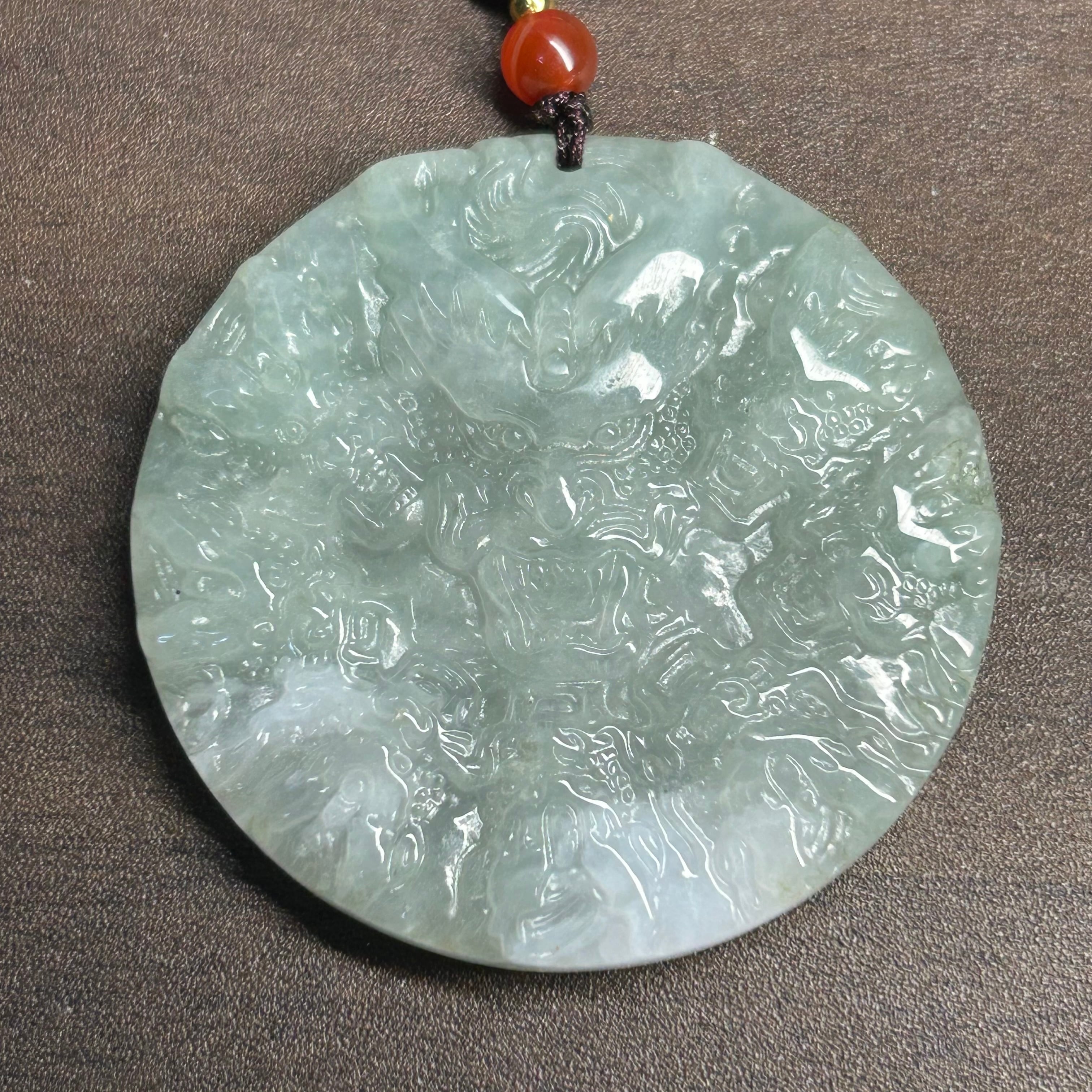 本翡翠ペンダント　氷種　彫刻　無含浸　無着色　お花模様　可愛い　魔除け　お守り 本翡翠ペンダント 氷種 彫刻 無含浸 無着色 お花模様 可愛い 魔除け