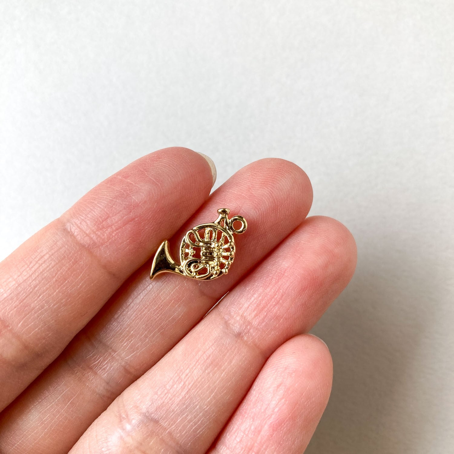 ホルンモチーフメタルチャーム | Dua-アクセサリーパーツショップ