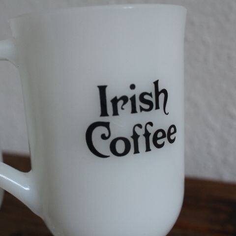 USAヴィンテージ♡ダイヤカットのクリーマー♡ミルクガラス♡未使用♪ ミルクガラスのアイリッシュコーヒーの足付きカップ | .usagi