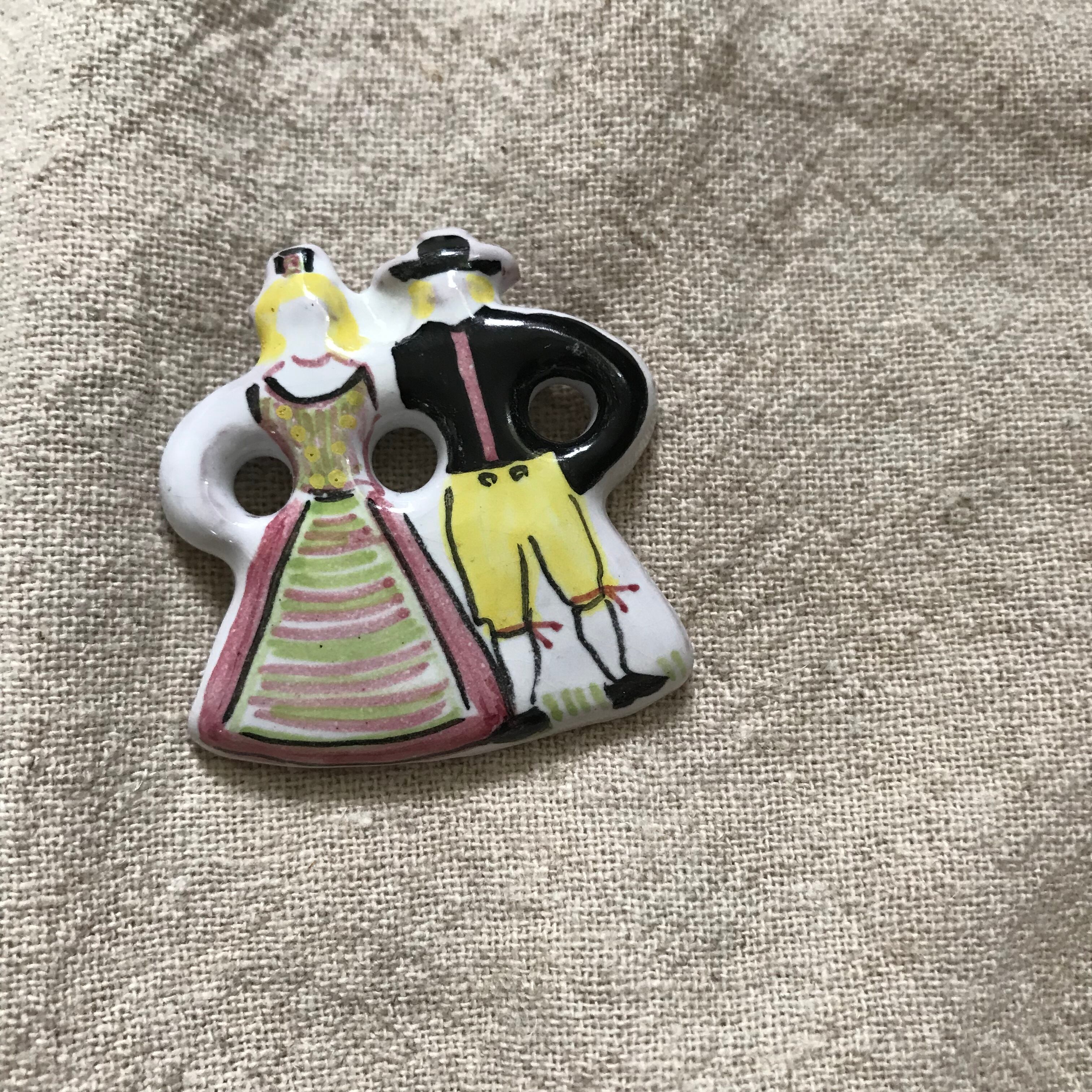 民族衣装な2人のブローチ1