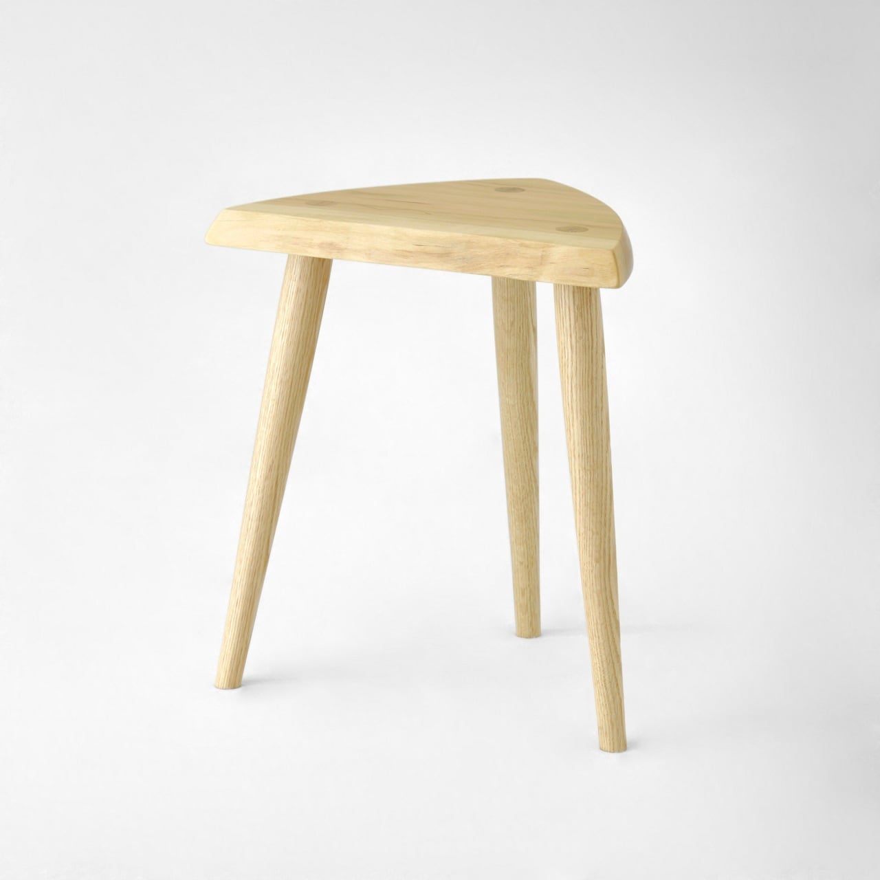 三角スツール SANKAKU [ triangle ] stool | 飛騨高山 家具工房雉子舎