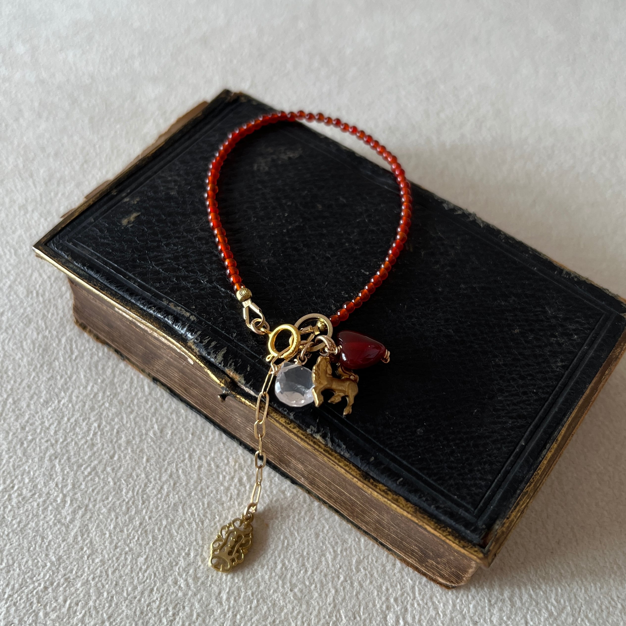 レッドアゲートのチャームブレスレット