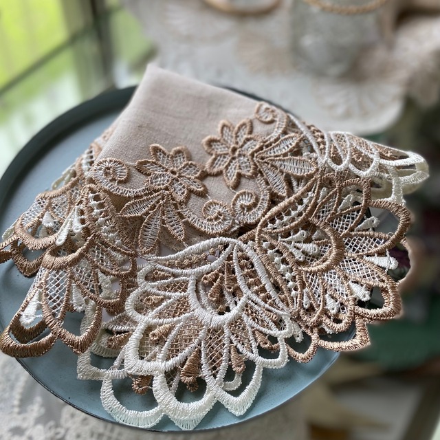 ギュピールレースのテーブルセンター