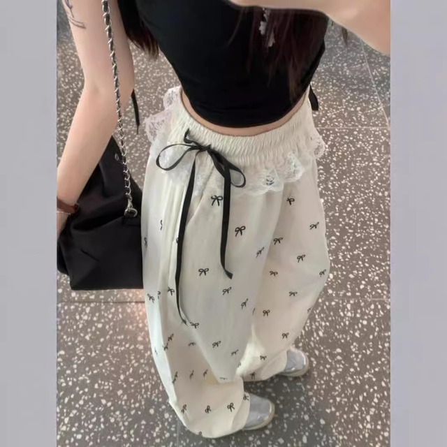 リボン柄 レース フリル ワイドパンツ レディース パンツ ボトムス ルームウェア 部屋着 ロングパンツ ロング ワイド フェミニン レース フリル リボン ウエストリボン ハイウエスト ウエストゴム かわいい 大人可愛い カジュアル おしゃれ ガーリー 個性的 主役級 存在感 りぼん柄 春 夏 秋 冬 ママ 学生 学校 通学 デート お出かけ お泊まり 旅行 公園 休日 楽ちん 普段使い 着回し S M L XL ゆったり 黒 ブラック ミルクアプリコット
