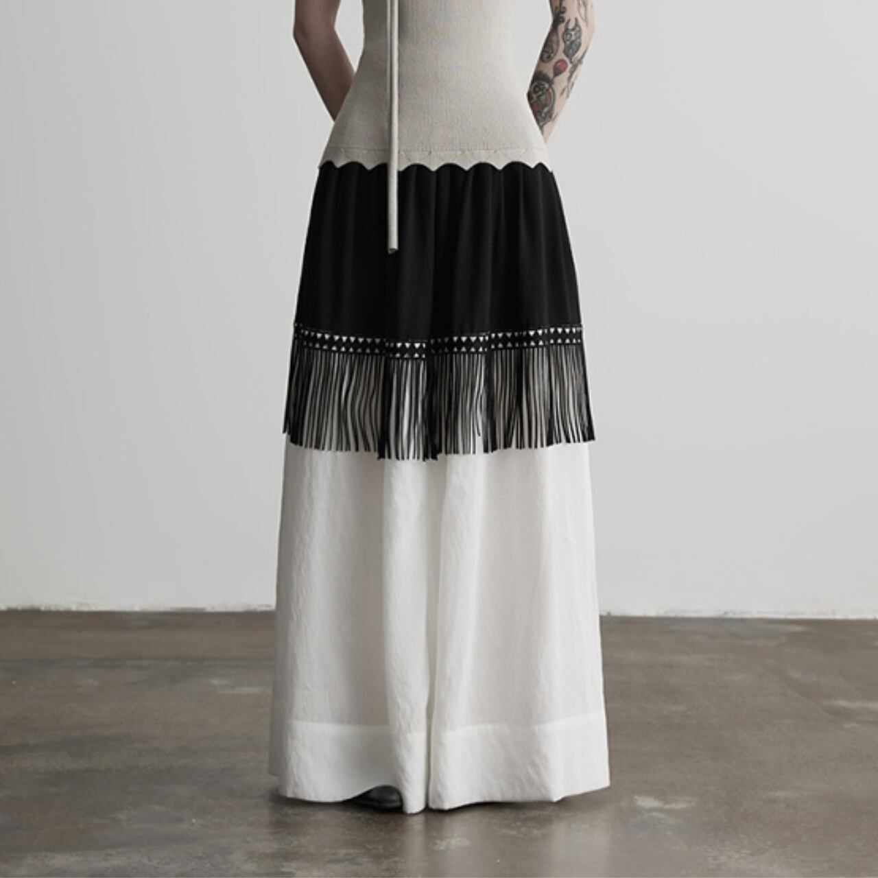 Monochrome contrast switching design skirt S614