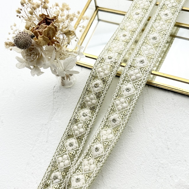 1ロール　ホワイトドリーム　[くすみグリーン］インド刺繍リボン　2172-1R