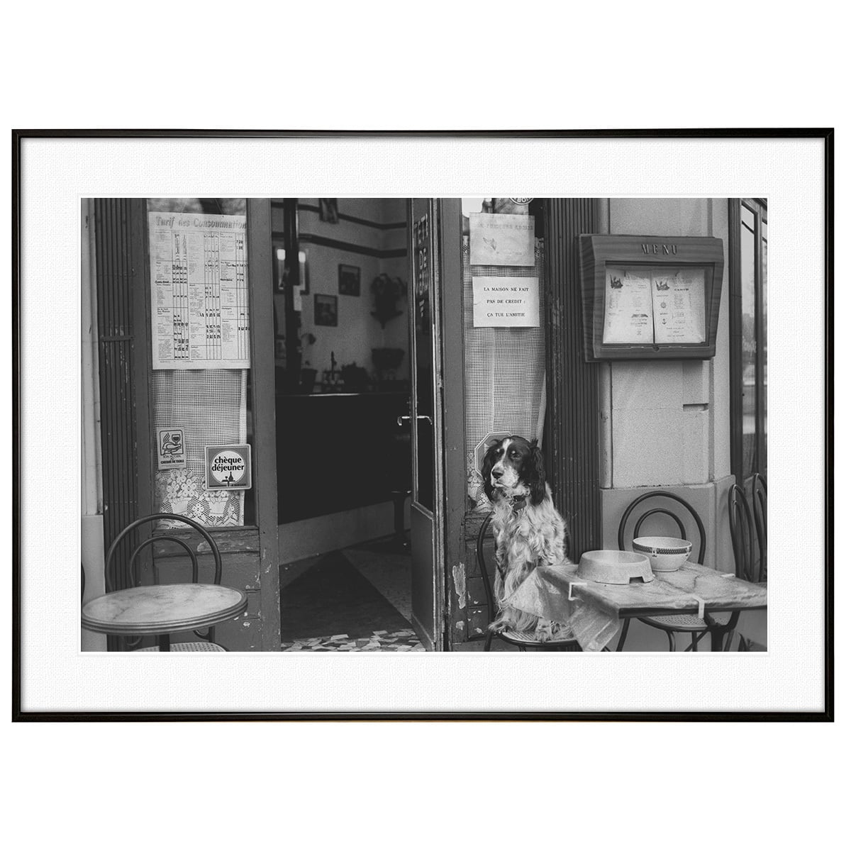 動物写真 店の前の犬 インテリア モノクロアートポスター額装 AS4772