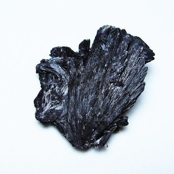 ブラック カイヤナイト 原石 一点物 171-7597