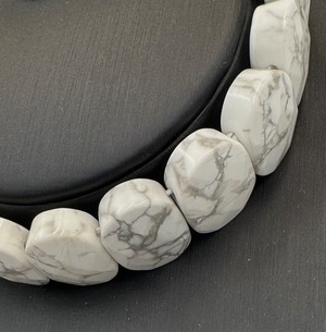 (00519)ハウライト　ホワイトマグネサイト　Howlite　多面カットバングル　14.5mm  ブレスレット