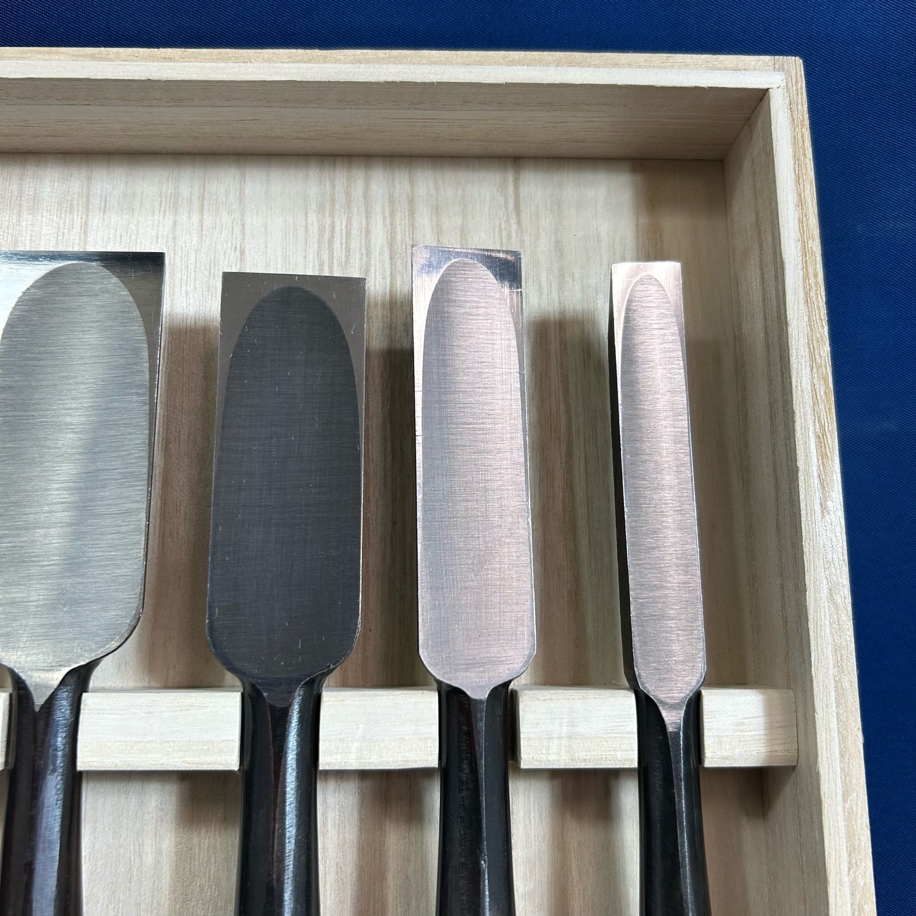 完売>菊弘丸(永桶和良作) 叩き鑿(厚鑿) 6本組鑿 黒仕上 / 白樫柄 / 桐