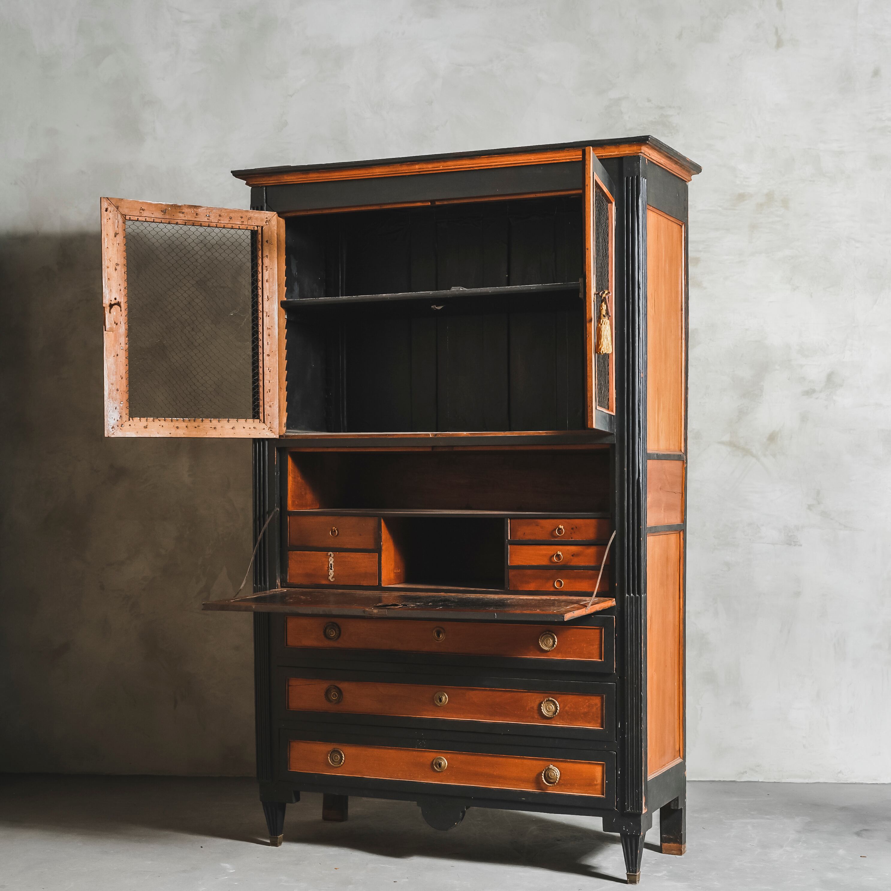 キャビネット/アンティークキャビネット/カップボード/収納/撮影背景/シック/クール/アンティーク/ディスプレイ