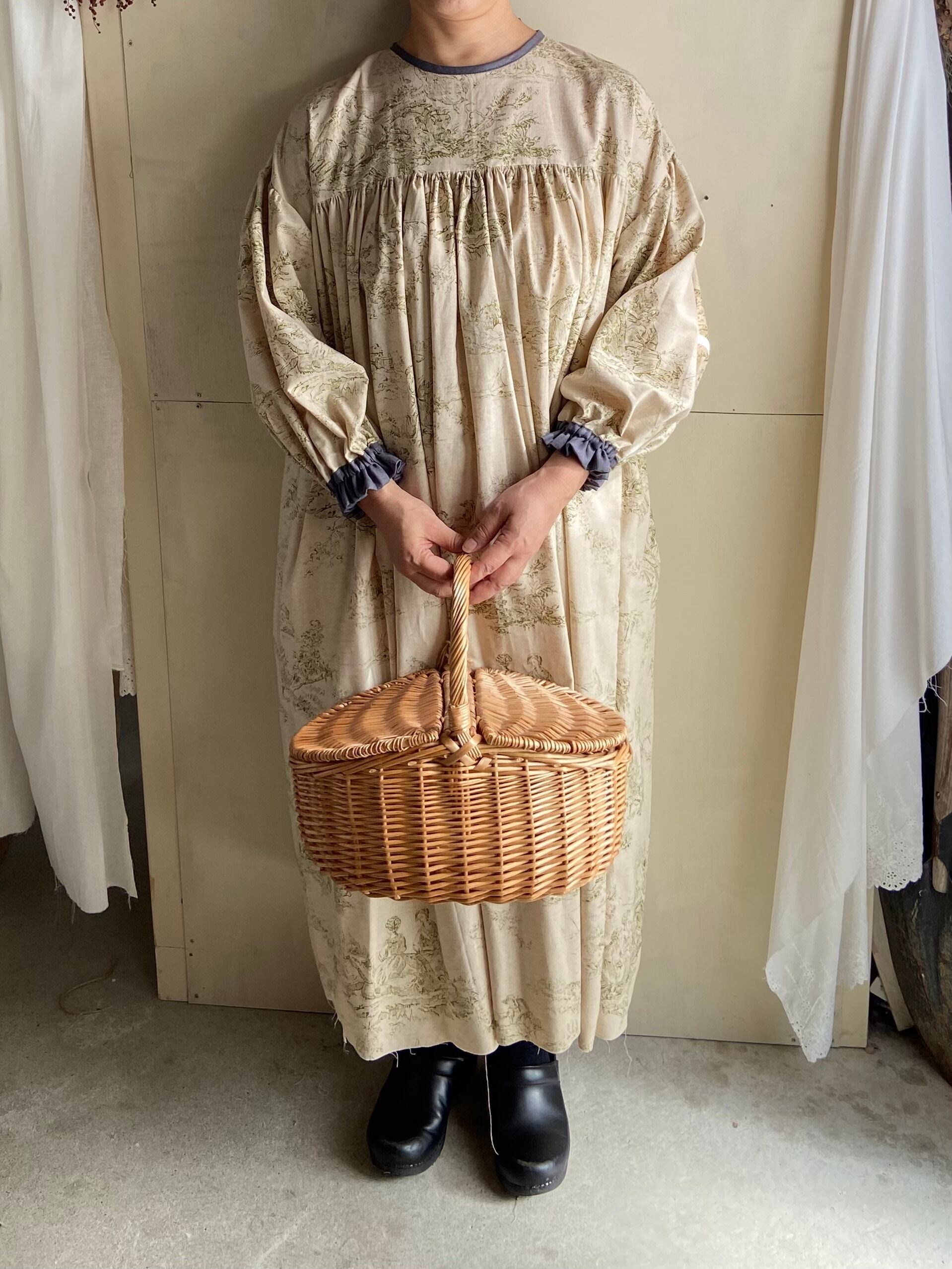 no773フリル黒リボンヨークギャザーワンピース　リネンコットン　生成り Lily andantino