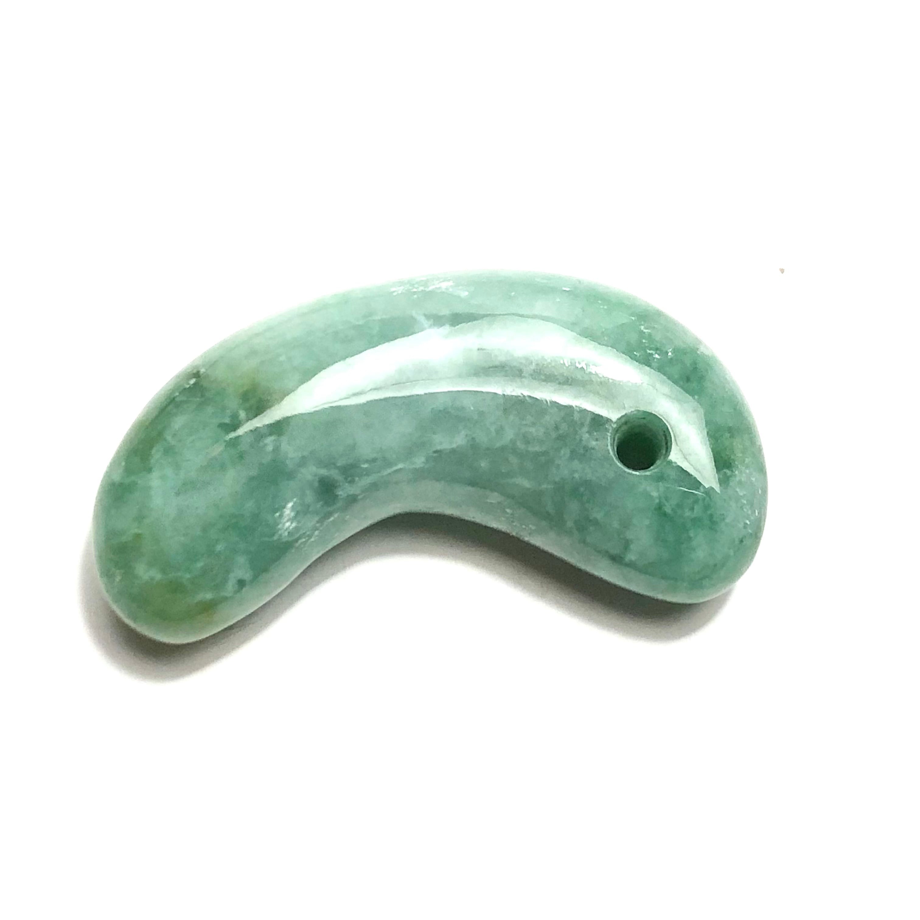 緑色 糸魚川翡翠:勾玉 MT0092 | 糸魚川翡翠工芸家 赤羽可行BASE
