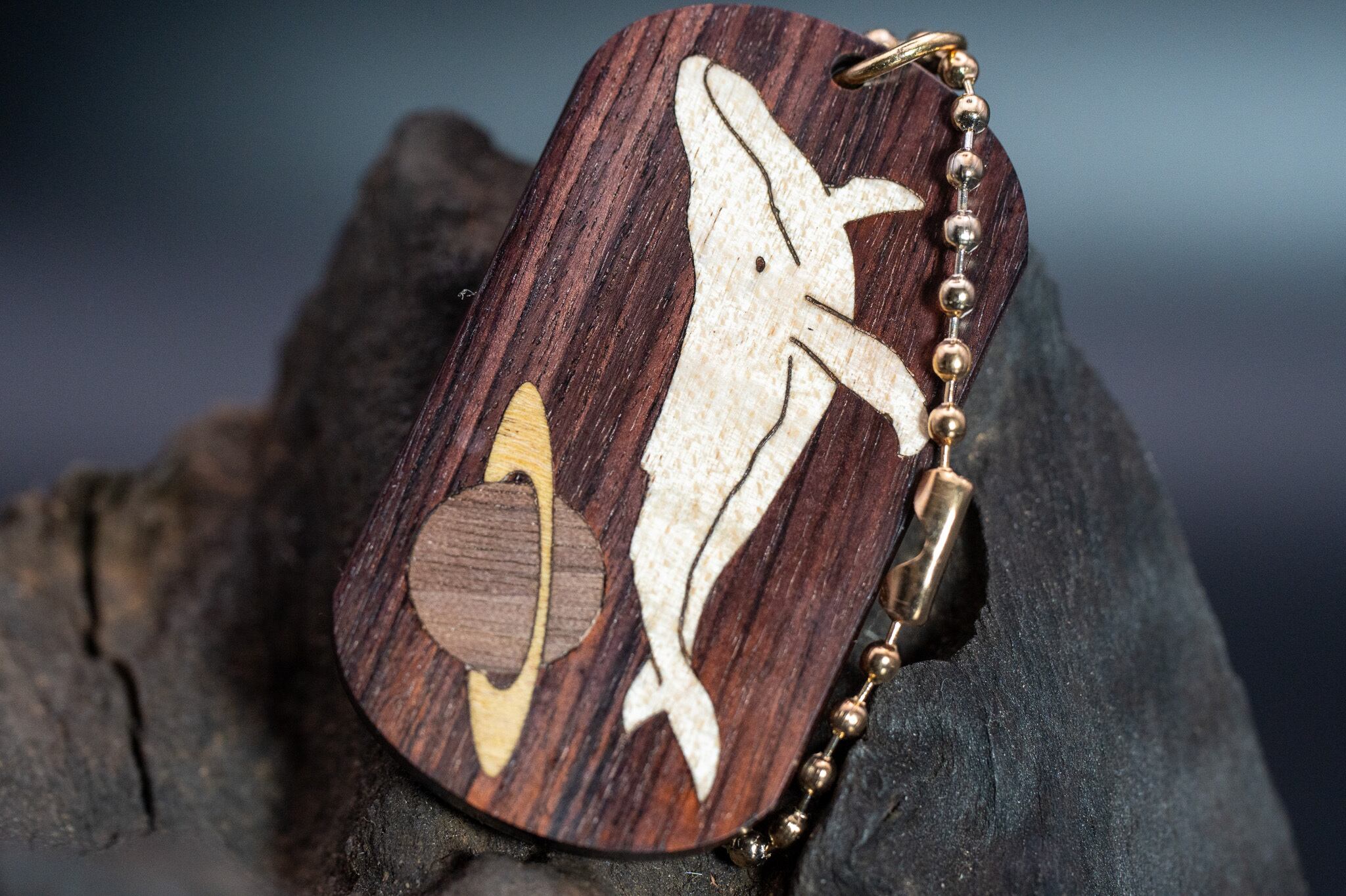 【王室御用達 】キングウッド ドッグタグ 象嵌 勇魚と惑星