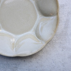 波佐見焼　花型皿（小）　ワラ灰釉　21-102