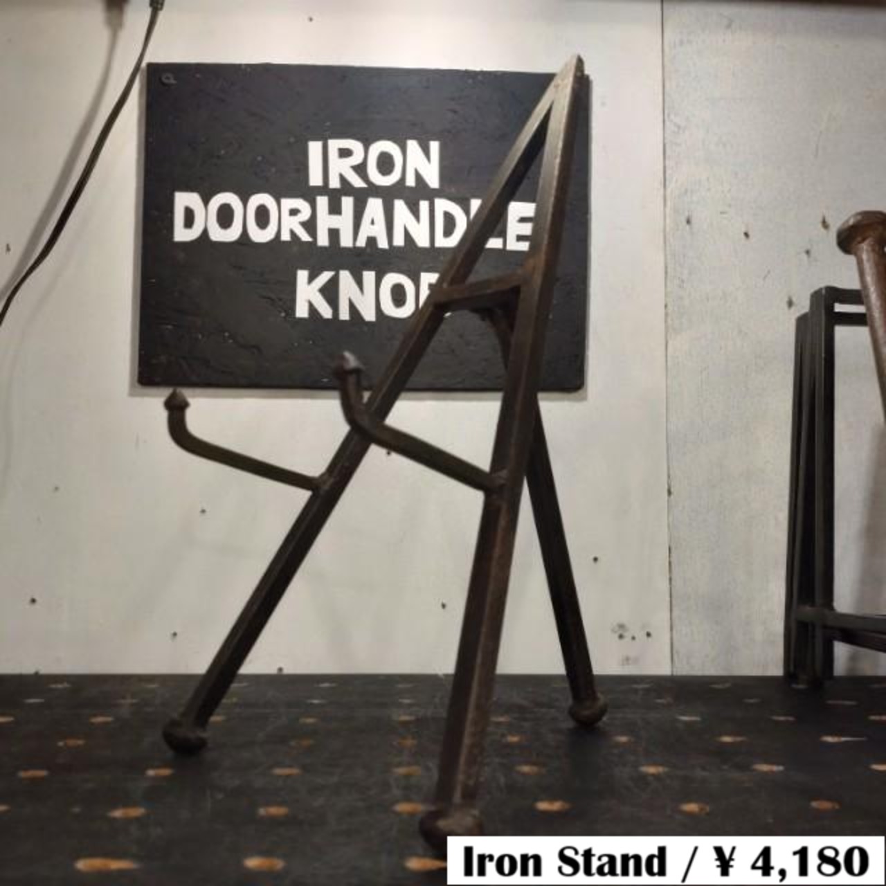 India Triangular Easel Stand Made of Iron　Iron　Antique Style　Changes over time　Display　