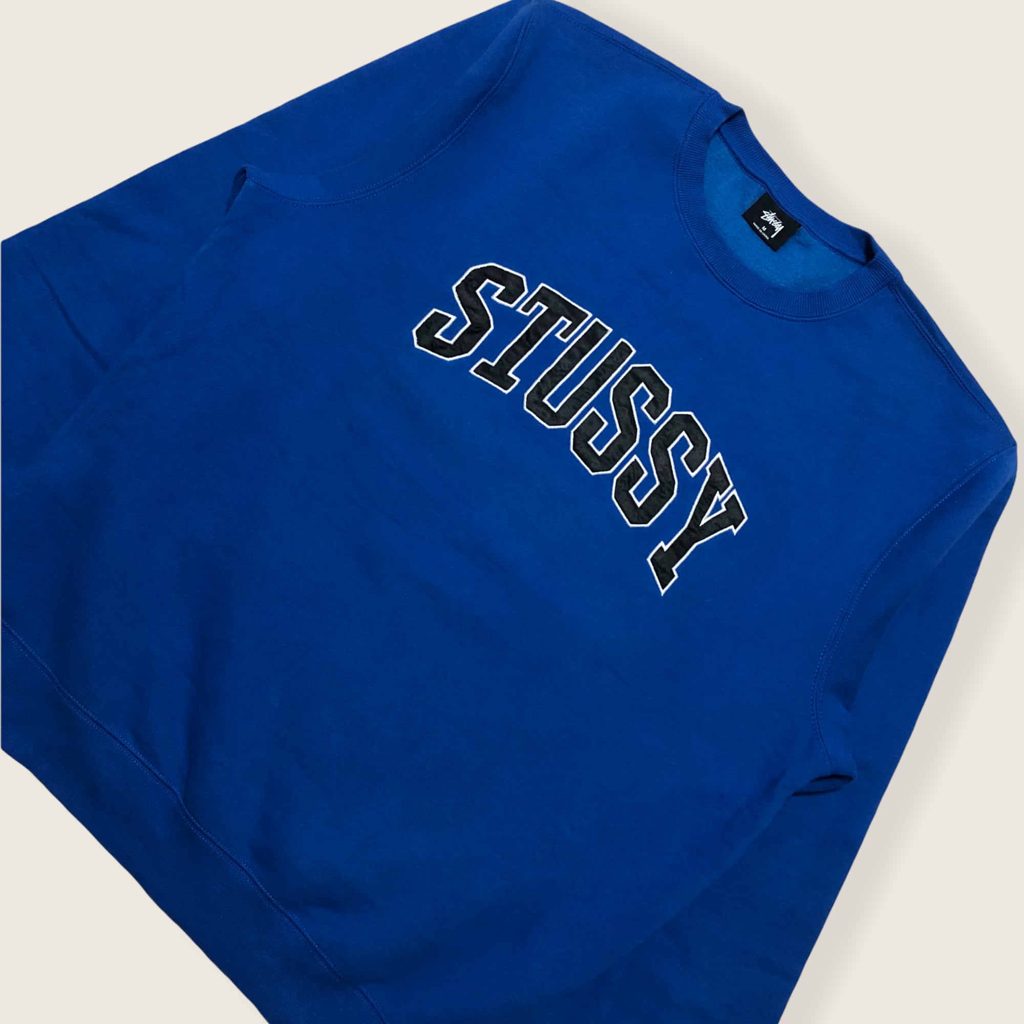 人気！アースカラー【STUSSY】アーチロゴ刺繍デザインスウェットトレーナー　ブルー | 古着Monster.com powered by BASE