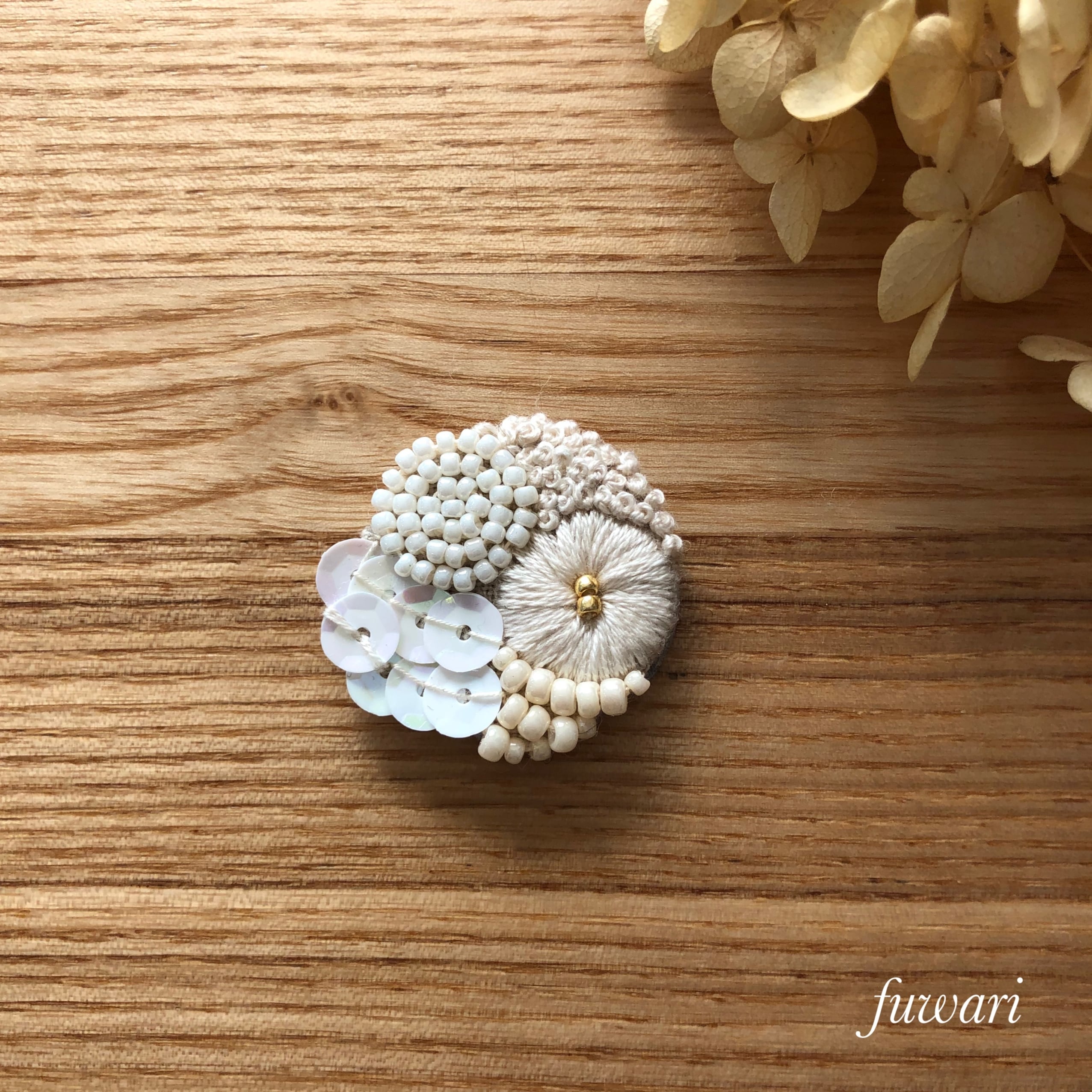 刺繍とビーズのブローチ | fuwarifufu